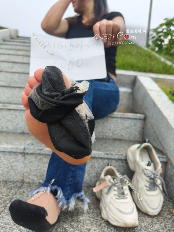 今天天气很热，袜子都穿的湿透了，很酸 很臭 痕迹非常重的一条冰丝袜 喜欢的尽快下单购买,原味丝袜|袜类臭短丝袜