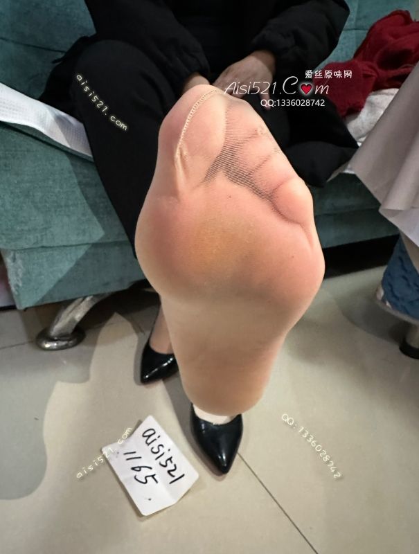 职场魅力(此活动2双起订，免费拍图)服装店女老板 高冷的御姐，每天穿短丝袜，脚是真的臭，这双肉色鞋子脱掉把我熏住了，带口罩都透过来的酸臭味，喜欢重口的看过来了，抓紧了原味丝袜|袜类臭短丝袜