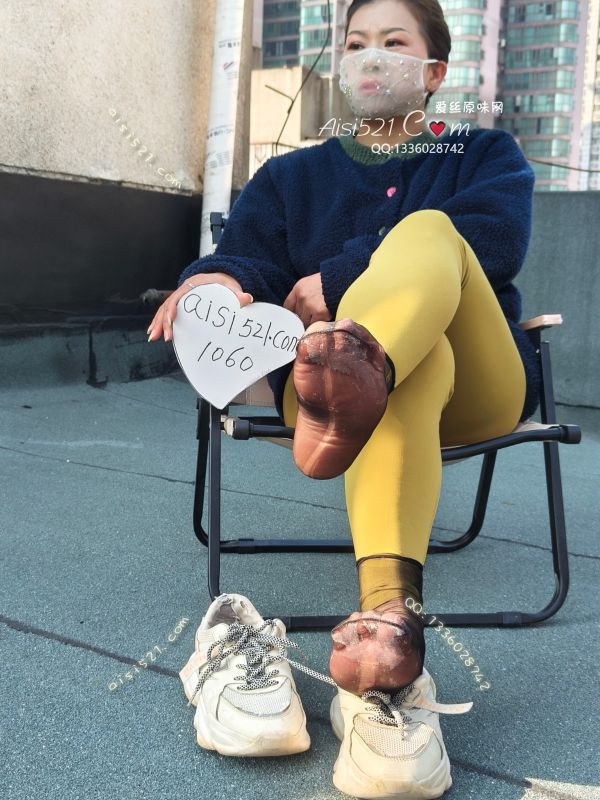 酸爽庞臭黑丝短袜，灵魂的碰撞来自于长沙的天气如同夏天的感觉，每天运动黑丝配上五年的休闲鞋，脚皮脚泥脚汗全染稀释，狗子们赶紧下单秒杀重磅炸弹级黑丝回去猛吸吧！真空包装运输。原味丝袜|袜类臭短丝袜