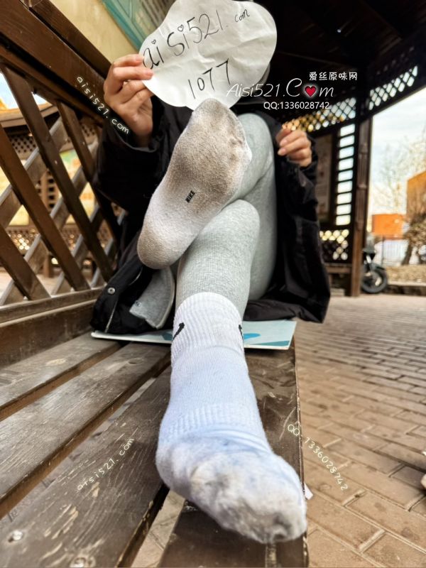 耐克棉袜～它是白色的！你还能看得出来吗？主人一直穿，它的每一根纤维都早已浸透主人的脚汗，染上了主人酸臭的脚气！狗子想要染上主人的仙气吗！狗子的J8想感受奇痒难耐的酥麻快感吗！让它来替主子调教你吧！原味丝袜|袜类臭棉袜