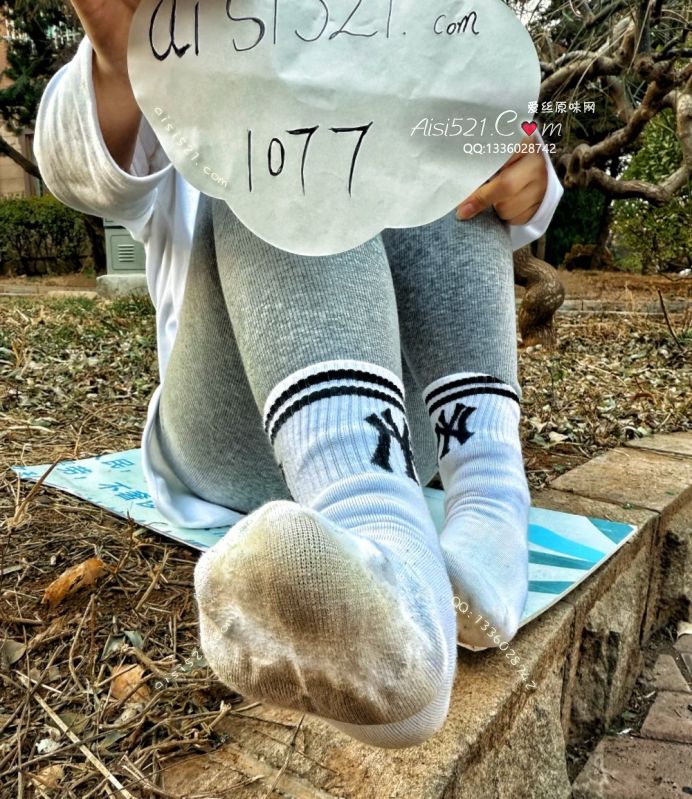 酸臭棉袜～它的每一根纤维都早已浸透主人的脚汗，染上了主人酸臭的脚气！狗子想要染上主人的仙气吗！狗子的J8想感受奇痒难耐的酥麻快感吗！让它来替主子调教你吧！原味丝袜|袜类臭棉袜