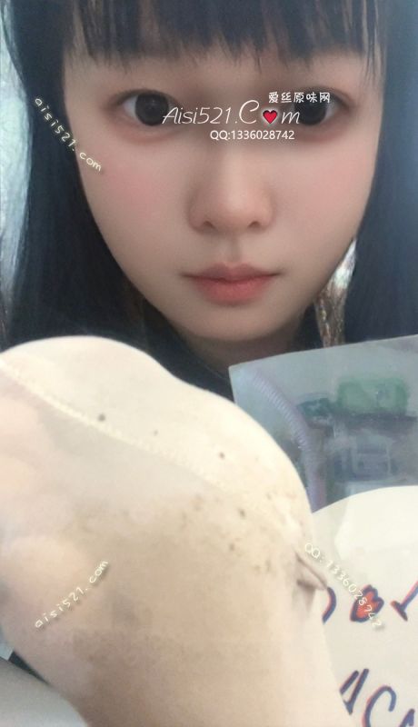 脚汗干了以后臭袜子硬地可以立起来！一秒上头，爽到嗷嗷骚叫，白眼直翻！原味丝袜|袜类臭长筒丝袜